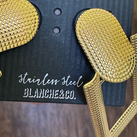 Large textured door knocker earring - Picture 6 of 6